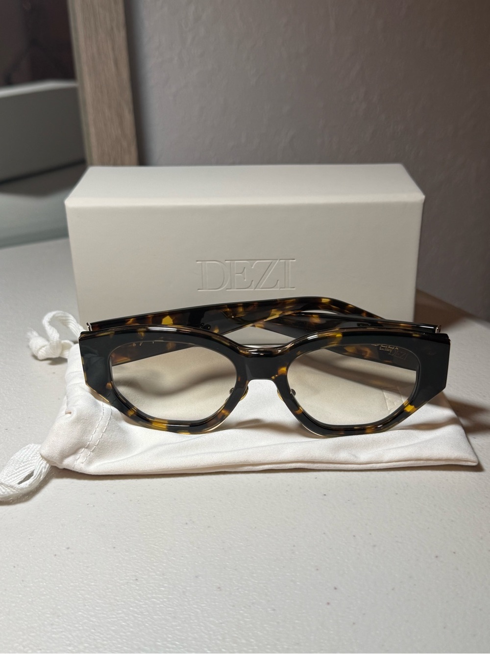 DEZI Tortoiseshell Cat Eye Sunglasses in Brown and Amber